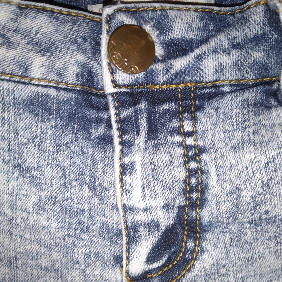 No Boundaries Acid Wash Jean Shorts - Picture 6 of 7